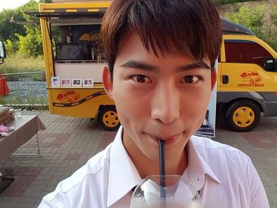 Kangen Sama Taecyeon? Intip Gaya Kerennya Saat Kulineran!