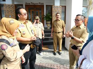 Kemensos Bantu Korban Banjir Bandang, Bupati Anas Berterima Kasih Kemensos Bantu Korban Banjir Bandang, Bupati Anas Berterima Kasih