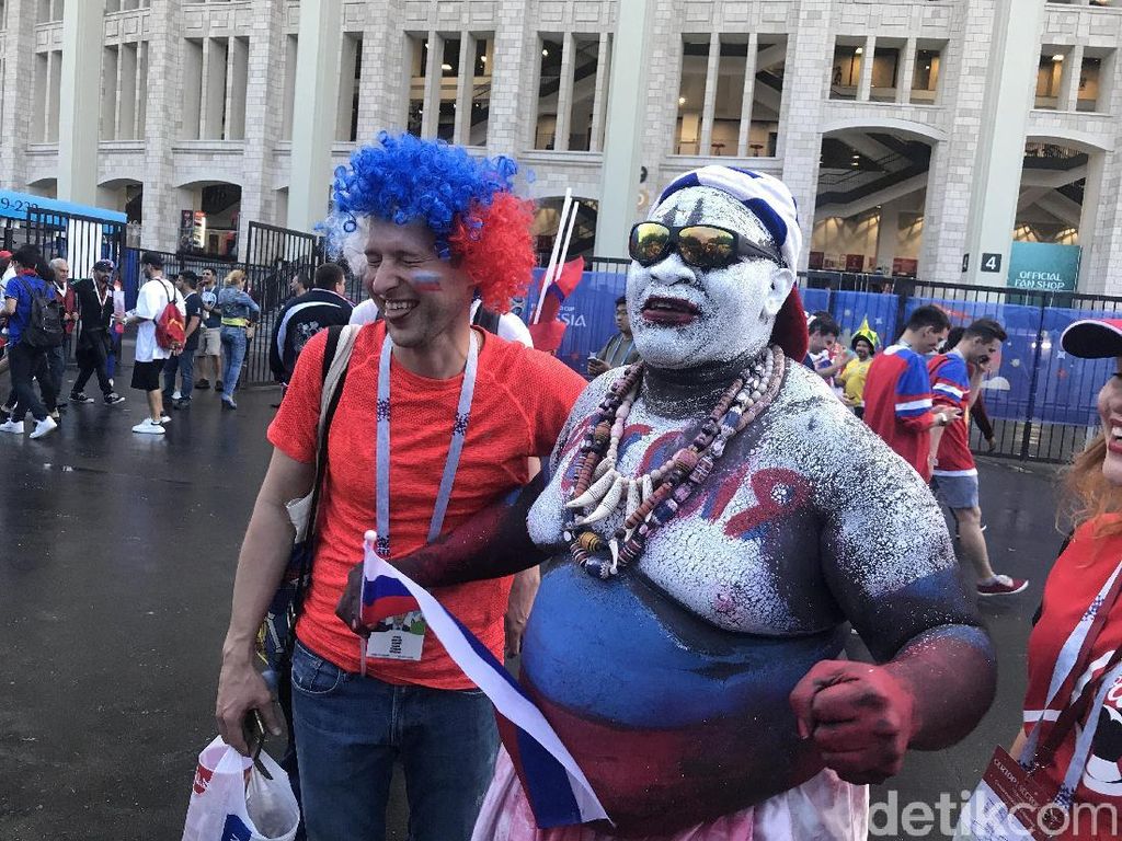 Gaya Nyentrik Suporter asal Kamerun Pendukung Rusia: Cat Sekujur Tubuh Gaya Nyentrik Suporter asal Kamerun Pendukung Rusia: Cat Sekujur Tubuh