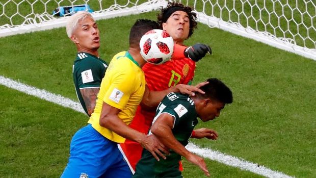Guillermo Ochoa menjadi bintang Meksiko di babak pertama melawan Brasil.