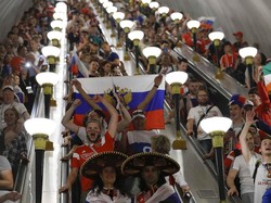 Suasana di stasiun metro di Moskow. REUTERS/Tatyana Makeyeva.