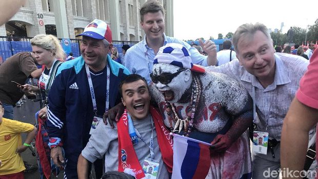 Dukung Rusia, Suporter asal Kamerun Ini Cat Sekujur Tubuhnya