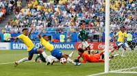 Kebuntuan Brasil pecah di menit ke-51. Willian melakukan penetrasi ke sisi kiri kotak penalti Meksiko, umpan silang mendatar dilepaskan, Neymar berhasil menyambar bola dengan sodoran ke gawang yang sudah kosong. 1-0 Brasil memimpin. REUTERS/Carlos Garcia Rawlins.