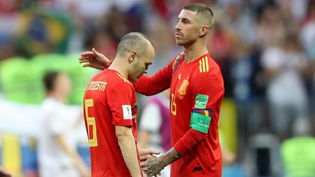 Andres Iniesta dihibur oleh Sergio Ramos usai kalah dari Rusia.