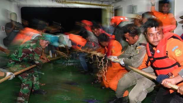 Ratna Sarumpaet Cekcok dengan Luhut di Posko KM Sinar Bangun