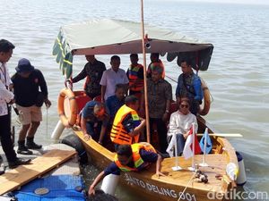 Menteri Susi Luncurkan dan Jajal Kapal Berbahan Bambu Buatan ITS Menteri Susi Luncurkan dan Jajal Kapal Berbahan Bambu Buatan ITS