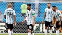 Posisi kelima peringkat FIFA dipegang Argentina. Messi Cs tersingkir di babak 16 besar setelah lolos sebagai runner-up grup.  REUTERS/Carlos Garcia Rawlins.