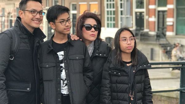 Potret Harmonis Keluarga Pemain Sinetron Gunawan