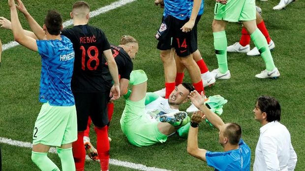 Subasic terlihat kesal karena terjatuh dari gendongan rekannya