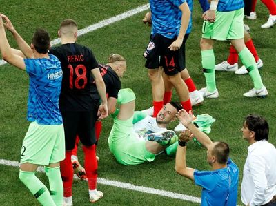 Foto: Duh! Subasic Jatuh Saat Perayaan Kemenangan Kroasia