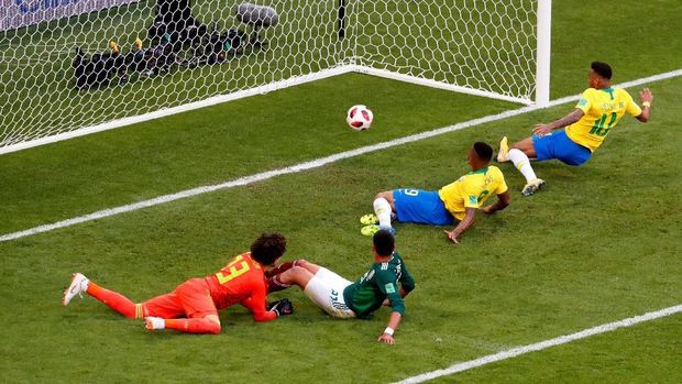 Neymar mencetak gol pertama Brasil usai menerima umpan Meksiko.