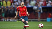 Iniesta sukses menjadi penendang pertama Spanyol, Smolov menyamakan kedudukan untuk Spanyol. REUTERS/Albert Gea.