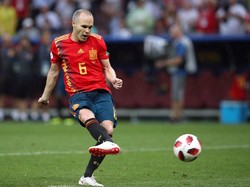 Iniesta sukses menjadi penendang pertama Spanyol, Smolov menyamakan kedudukan untuk Spanyol. REUTERS/Albert Gea.