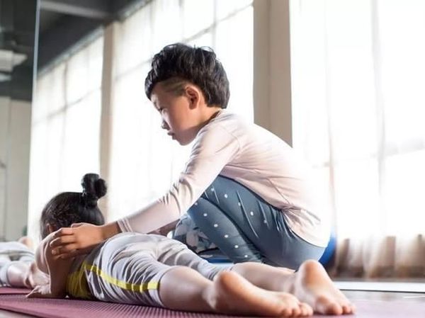 Instruktur Yoga Termuda di China Penghasilannya Sampai Ratusan Juta