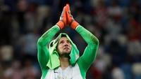 Danijel Subasic pada dasarnya lebih realistis terlibat dalam perebutan Sarung Tangan Emas -- kiper terbaik. Tapi performanya, dengan persentase penyelamatan 75% di Kroasia, bikin Subasic bisa saja sekaligus jadi Pemain Terbaik Turnamen. (Foto: Damir Sagolj/Reuters)