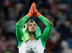 Danijel Subasic pada dasarnya lebih realistis terlibat dalam perebutan Sarung Tangan Emas -- kiper terbaik. Tapi performanya, dengan persentase penyelamatan 75% di Kroasia, bikin Subasic bisa saja sekaligus jadi Pemain Terbaik Turnamen. (Foto: Damir Sagolj/Reuters)