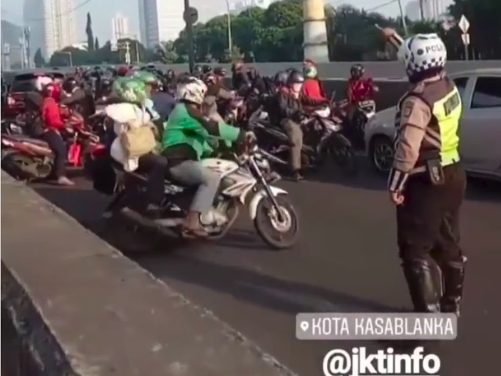 Maju Kena Mundur Kena, Pemotor Terjebak di JLNT Casablanca Maju Kena Mundur Kena, Pemotor Terjebak di JLNT Casablanca