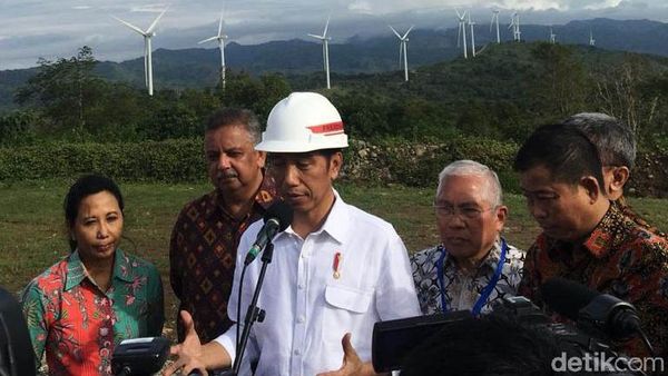 Gaya Jokowi Resmikan Kebun Angin Sidrap Pakai Helm Proyek Gaya Jokowi Resmikan Kebun Angin Sidrap Pakai Helm Proyek