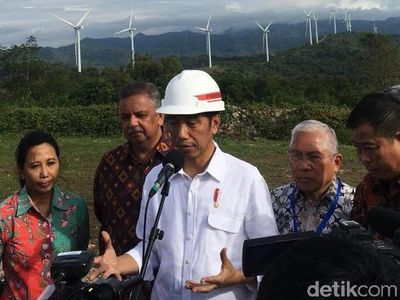 Gaya Jokowi Resmikan Kebun Angin Sidrap Pakai Helm Proyek