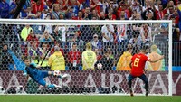 Koke menjadi eksekutor Spanyol yang gagal, ditepis dengan sempurna oleh Akinfeef. REUTERS/Kai Pfaffenbach.