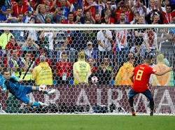 Koke menjadi eksekutor Spanyol yang gagal, ditepis dengan sempurna oleh Akinfeef. REUTERS/Kai Pfaffenbach.