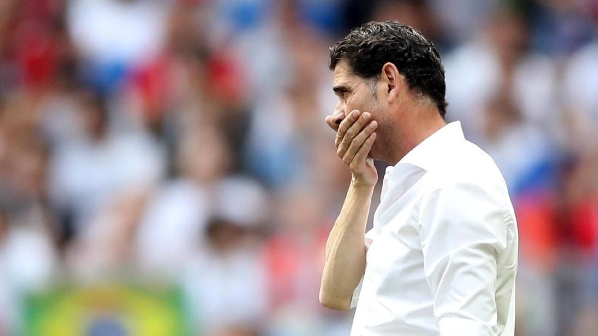 Masa depan Fernando Hierro dalam tanda tanya pasca tersingkirnya Spanyol. (Foto: Carl Recine/Reuters)