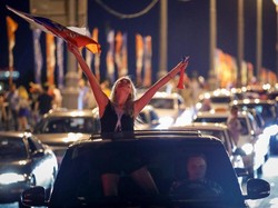 Seorang suporter wanita ikut berpawai. REUTERS/Maxim Shemetov.