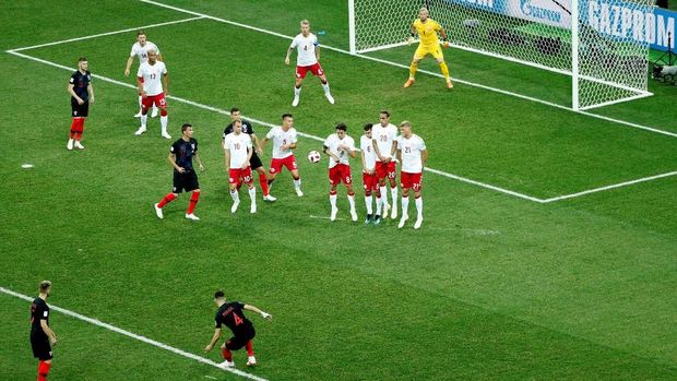 Beberapa pemain Kroasia melepas tembakan dari luar kotak penalti.