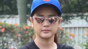 Gaya Cut Meyriska dengan Kacamata Hitam, Yay or Nay?