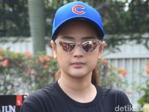 Gaya Cut Meyriska dengan Kacamata Hitam, Yay or Nay? Gaya Cut Meyriska dengan Kacamata Hitam, Yay or Nay?