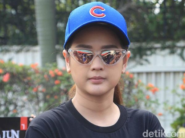 Gaya Cut Meyriska dengan Kacamata Hitam, Yay or Nay?