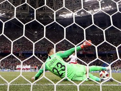 Ia juga mempu membaca arah bola yang dilepaskan Nicolai Jorgensen. REUTERS/Carlos Barria.