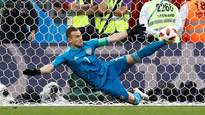Kiper timnas Rusia, Igor Akinfeev, pahlawan kemenangan atas Spanyol. (Foto: Kai Pfaffenbach/Reuters) Kiper timnas Rusia, Igor Akinfeev, pahlawan kemenangan atas Spanyol. (Foto: Kai Pfaffenbach/Reuters)