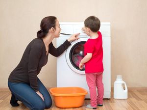 Bun, Nggak Masalah Kok Minta Balita Lakukan Kerjaan Rumah Tangga