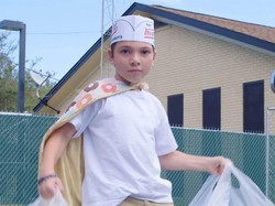 So Sweet! Bocah Ini Bagikan Donat Sebagai Ucapan Terima Kasih Pada Polisi