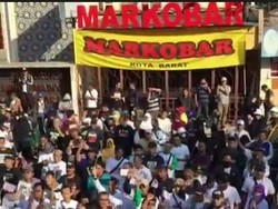 Viral Aksi #2019GantiPresiden di Depan Markobar Solo