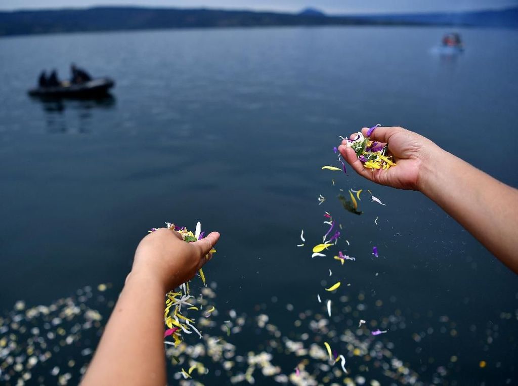 Isak Tangis Keluarga di Danau Toba Lepas Korban KM Sinar Bangun Isak Tangis Keluarga di Danau Toba Lepas Korban KM Sinar Bangun