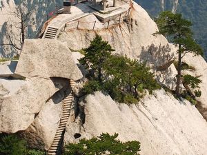 Ngeri Banget! Ini Jalur Setapak untuk Minum Teh di Ketinggian 2.160 Meter
