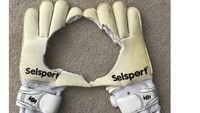 Di Rusia, Spanyol sebenarnya punya ekspektasi besar kepada De Gea yang konsisten tampil apik bersama klubnya, Manchester United. Harapan itu koyak seperti diibaratkan meme tentang bolongnya sarung tangan De Gea ini. (Foto: Internet/Twitter)