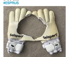Di Rusia, Spanyol sebenarnya punya ekspektasi besar kepada De Gea yang konsisten tampil apik bersama klubnya, Manchester United. Harapan itu koyak seperti diibaratkan meme tentang bolongnya sarung tangan De Gea ini. (Foto: Internet/Twitter)