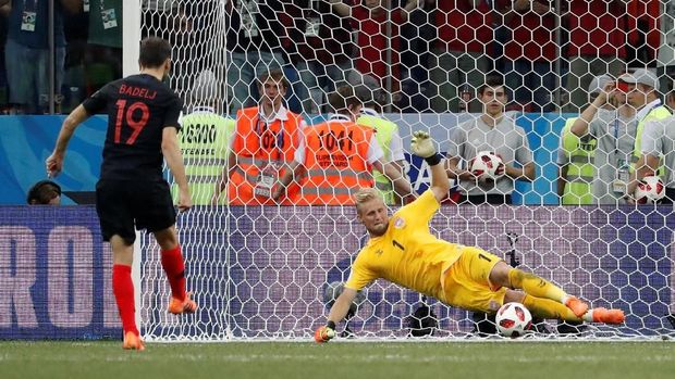 Kasper Schmeichel menggagalkan penalti pemain Kroasia Milan Badelj.