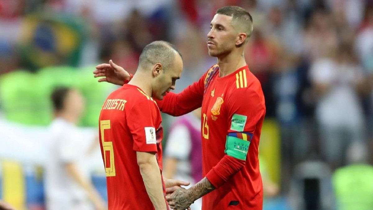 Kapten Sergio Ramos menyemangati Andres Iniesta usai Spanyol tersingkir dari Piala Dunia 2018. (Foto: Carl Recine/Reuters)