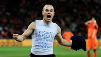 Di usianya yang masih 26 tahun kala itu, Iniesta menjadi salah satu pemain terbaik. Di tahun yang sama, ia pun masuk kandidat peraih Ballon dOr. (Foto: Jamie McDonald/Getty Images)