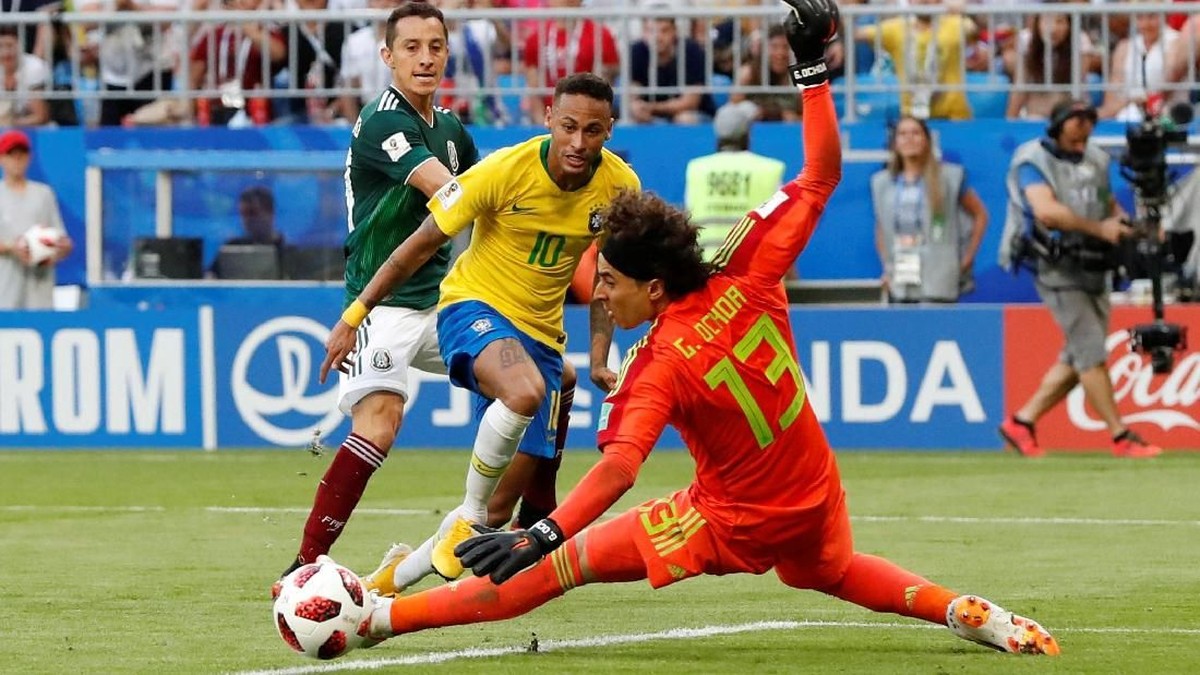 Guillermo Ochoa kebobolan dua gol melawan Brasil. (Foto: Carlos Garcia Rawlins/REUTERS)