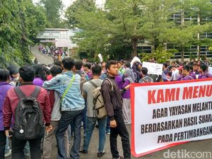 Ambiguitas Organisasi Mahasiswa Ambiguitas Organisasi Mahasiswa