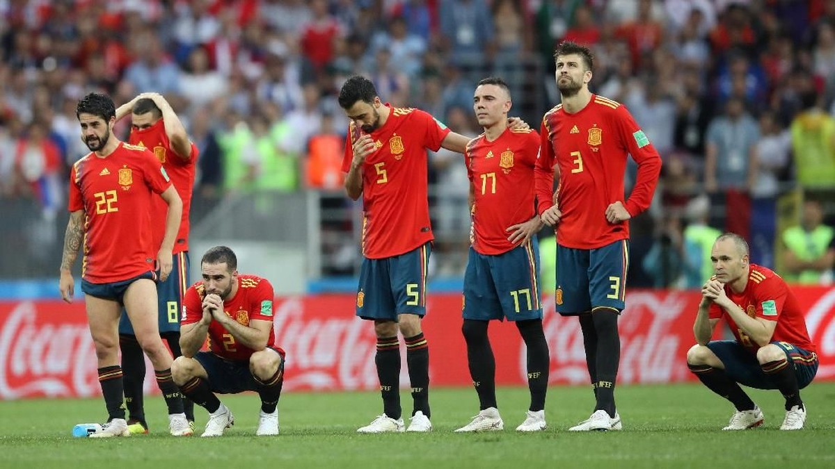 Timnas Spanyol tertunduk saat dikalahkan Rusia di babak 16 besar Piala Dunia 2018. (Foto: Carl Recine/Reuters)