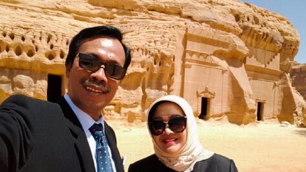 Dubes RI Arab Saudi Agus Maftuh Abegebriel bersama istri saat berkunjung ke Mada'in Saleh.