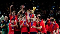 Spanyol mengawali Piala Dunia 2010 dengan kekalahan atas Swiss. Tapi di akhir turnamen Tim Matador keluar jadi juara. Foto: Jamie McDonald/Getty Images