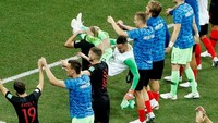 Mungkin karena badan Subasic kelewat besar, Vida gagal menjaga rekannya itu tetap berada di bahunya. Subasic pun terjatuh. (REUTERS/Max Rossi)