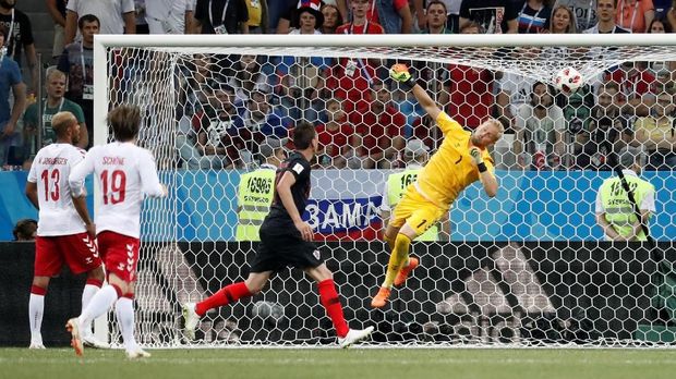 Kasper Schmeichel melakukan penyelamatan penting.